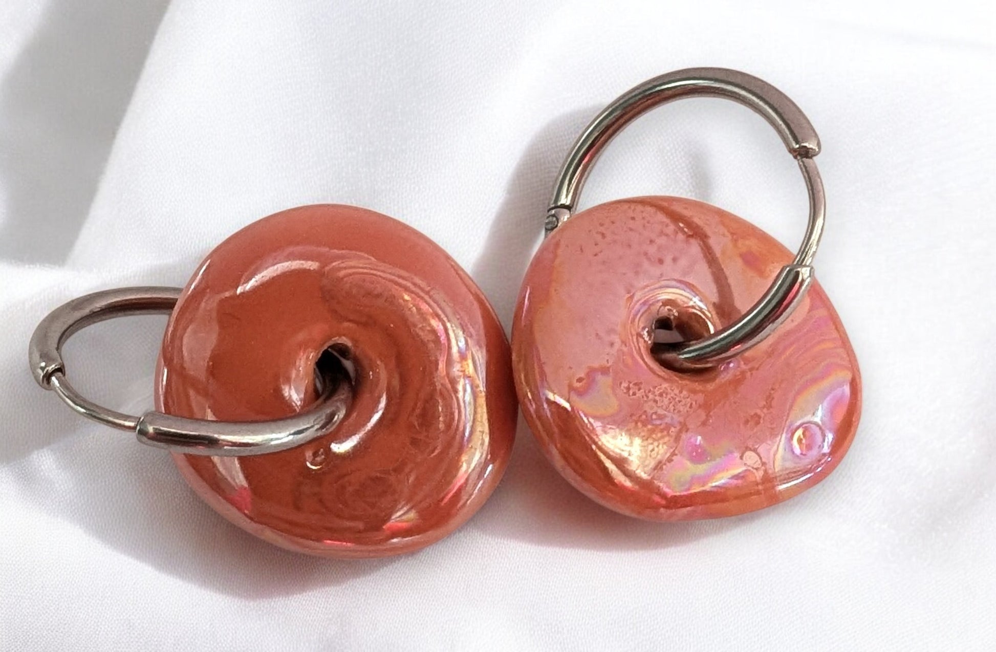 Boucles d'oreilles Donut en céramique orange avec créole en acier inoxydable argenté