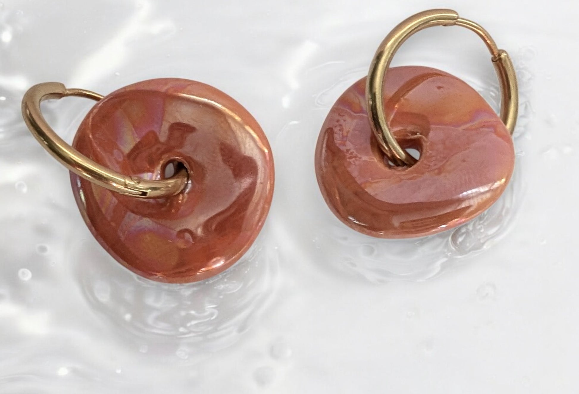 Boucles d'oreilles Donut en céramique orange avec créole en acier inoxydable doré