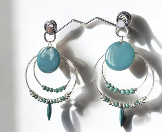 Boucles d'oreilles Cheyenne en acier inoxydable argenté, avec perles de verre couleur jade, perles argentées et éléments en laiton émaillé, sur créoles de tailles variées