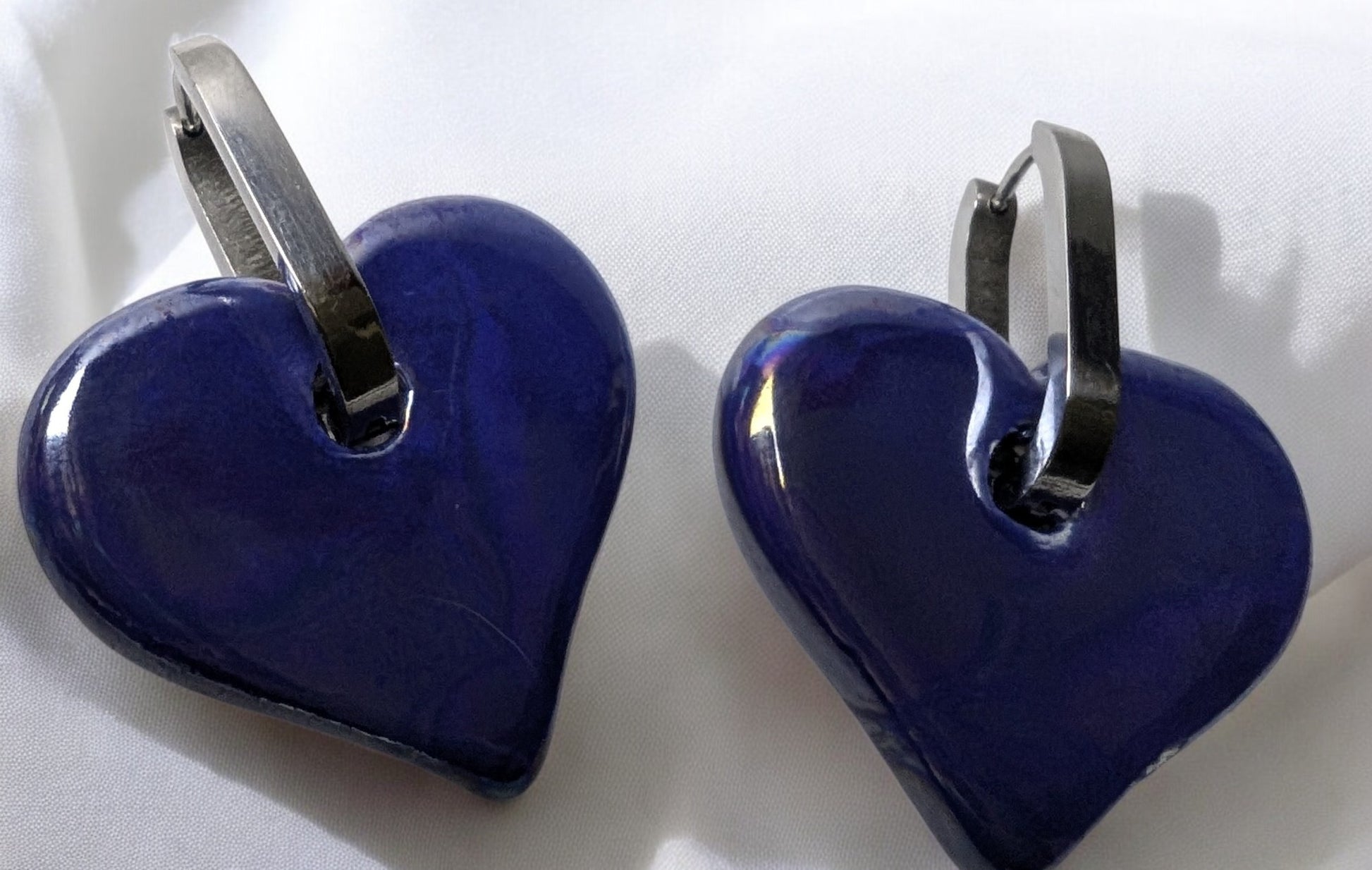 Boucles d'oreilles céramique cœur bleu, créole ovale en acier inoxydable argenté, bijoux raffinés.