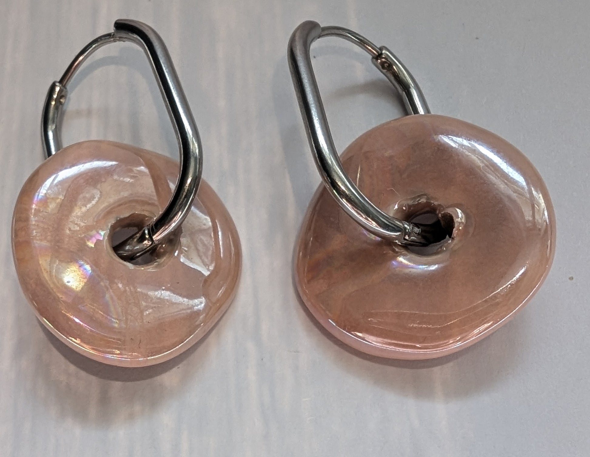 Boucles d'oreilles Donut en céramique rose avec créole en acier inoxydable argentée