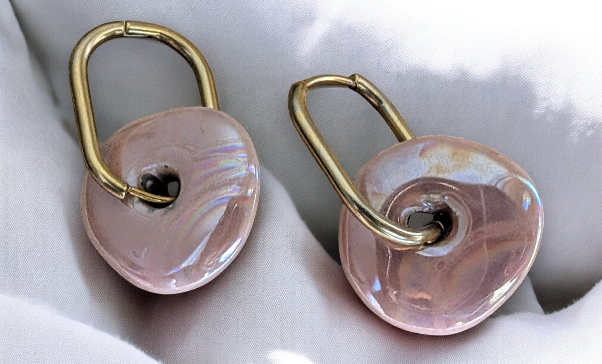 Boucles d’oreilles Donut en céramique  roses et et créoles dorées en acier inoxydable 
