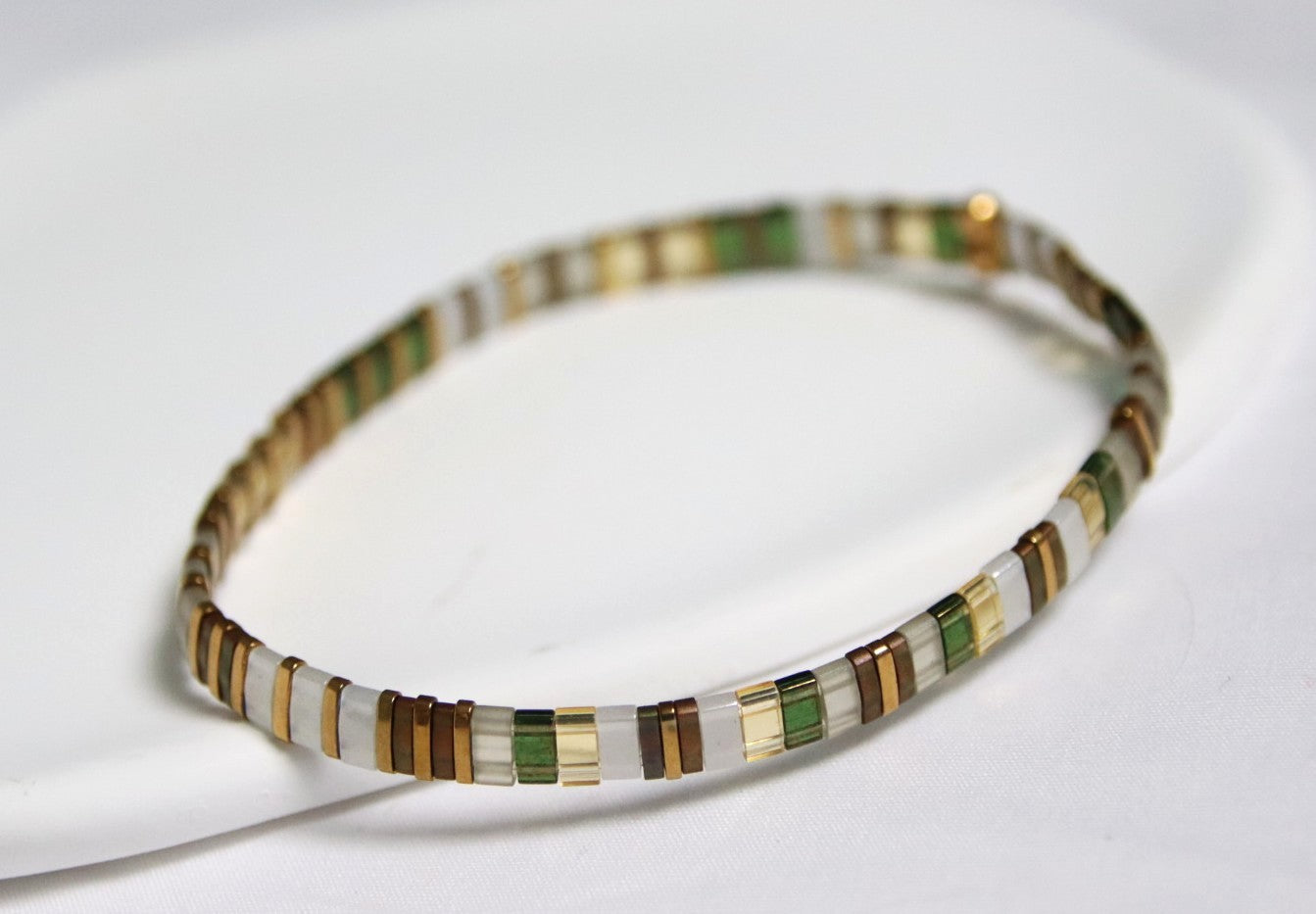 Bracelet Sei en perles vert olive et jaune pâle opale, lumineux et raffiné.