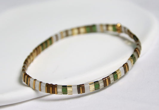 Bracelet Sei en perles vert olive et jaune pâle opale, lumineux et raffiné.