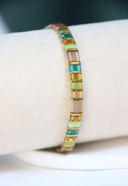 Détails du Bracelet Suiren en perles Miyuki Tila aux tons doux et éclatants, inspiré d'un paysage de montagne.