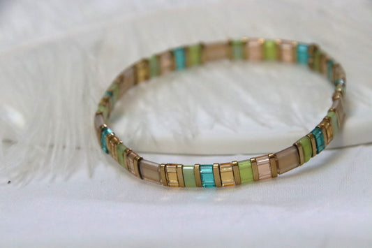 Bracelet Suiren en perles lumineuses aux tons doux et éclatants, inspiré d'un paysage de montagne.