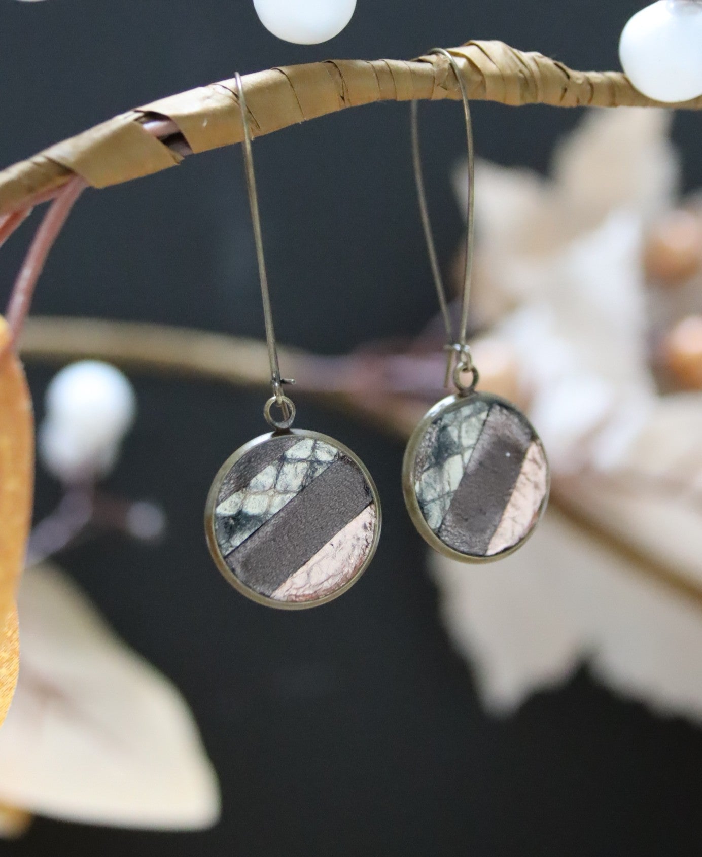 Séléné, longues boucles d’oreilles artisanales en cuir