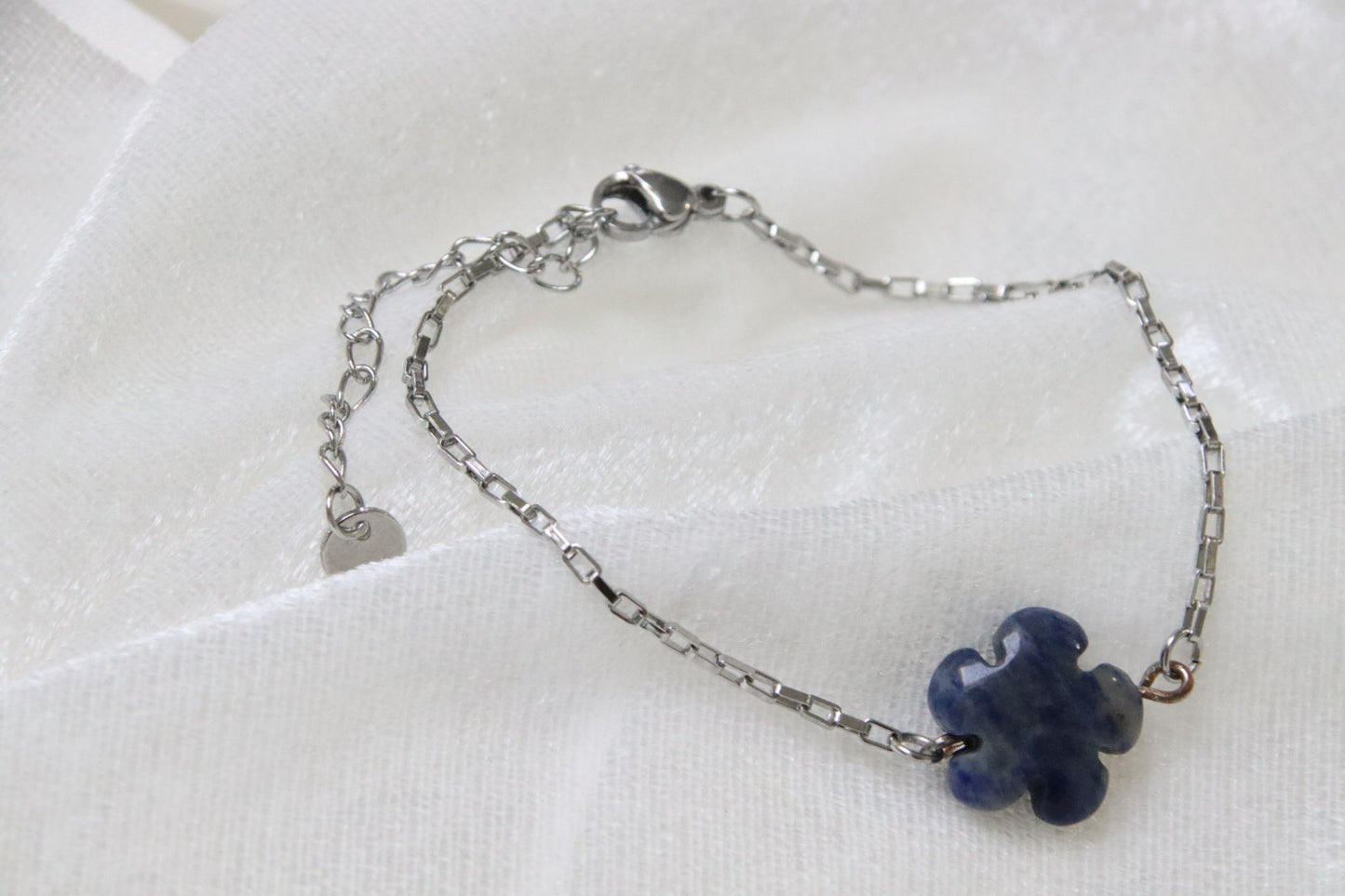 Bracelet pierre naturelle Sodalite bleue,  en forme de fleur. Montage délicat (acier inoxydable argenté) et moderne 