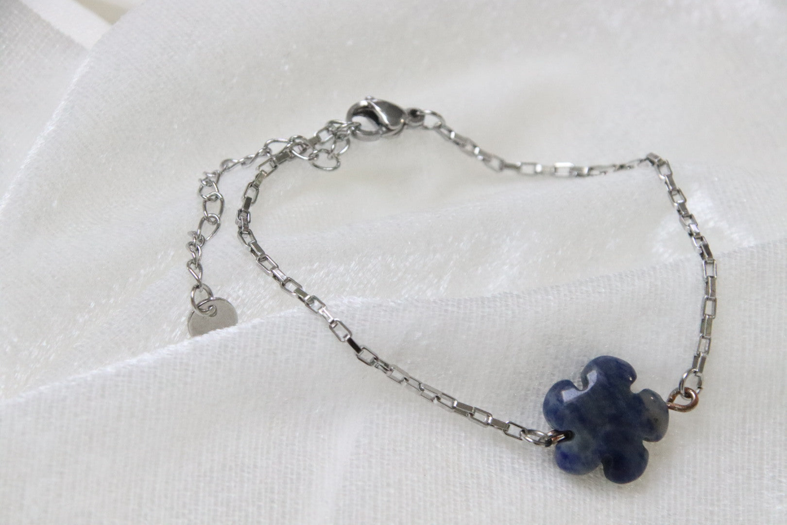 Bracelet pierre naturelle Sodalite bleue,  en forme de fleur. Montage délicat (acier inoxydable argenté) et moderne 