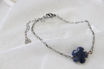 Bracelet pierre naturelle Sodalite bleue,  en forme de fleur. Montage délicat (acier inoxydable argenté) et moderne 