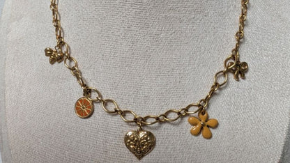 Collier Solina été lumineux – Charms nœud, orange, cœur et fleur pour un bijou estival