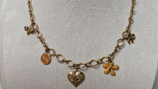 Collier Solina été lumineux – Charms nœud, orange, cœur et fleur pour un bijou estival