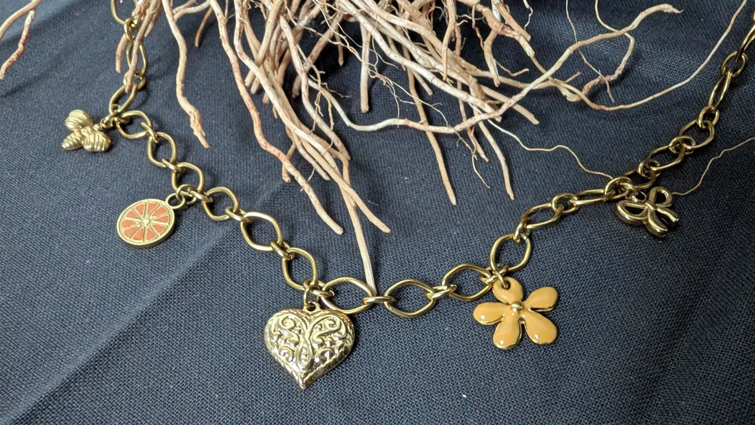 Siolina le charme inspiré de la nature a votre cou - zoom sur les pendentifs.