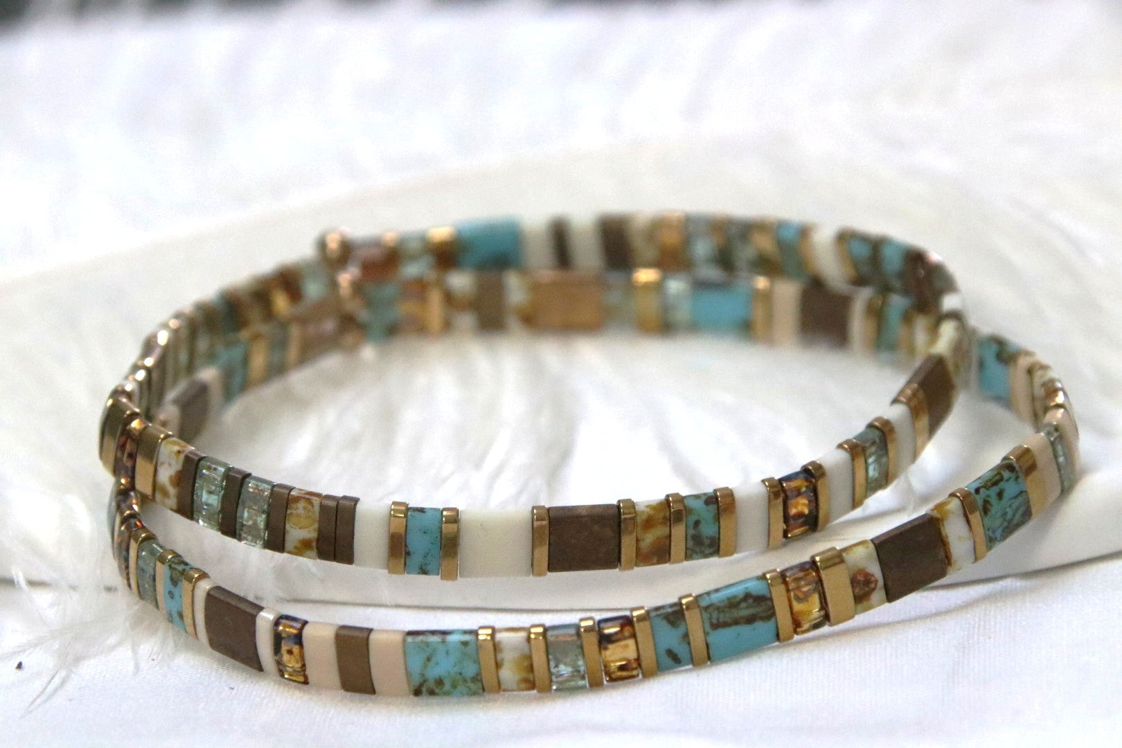 Bracelets Takara en perles dorées, bronze, turquoise, beige et vert, lumineux et précieux.