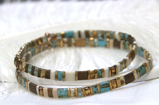 Bracelets Takara en perles dorées, bronze, turquoise, beige et vert, lumineux et précieux.