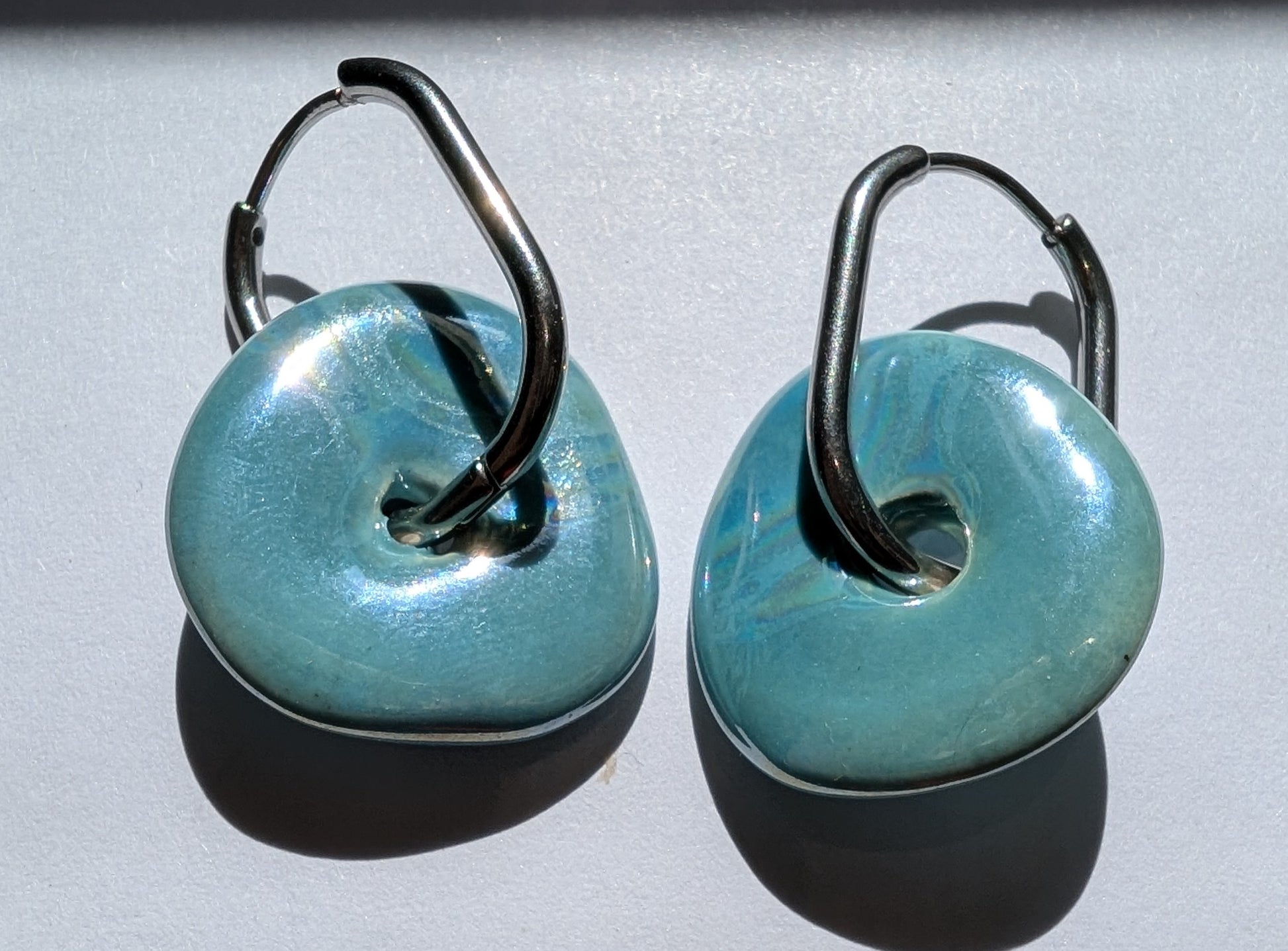 Boucles d'oreilles Donut en céramique turquoise avec créole en acier inoxydable argenté