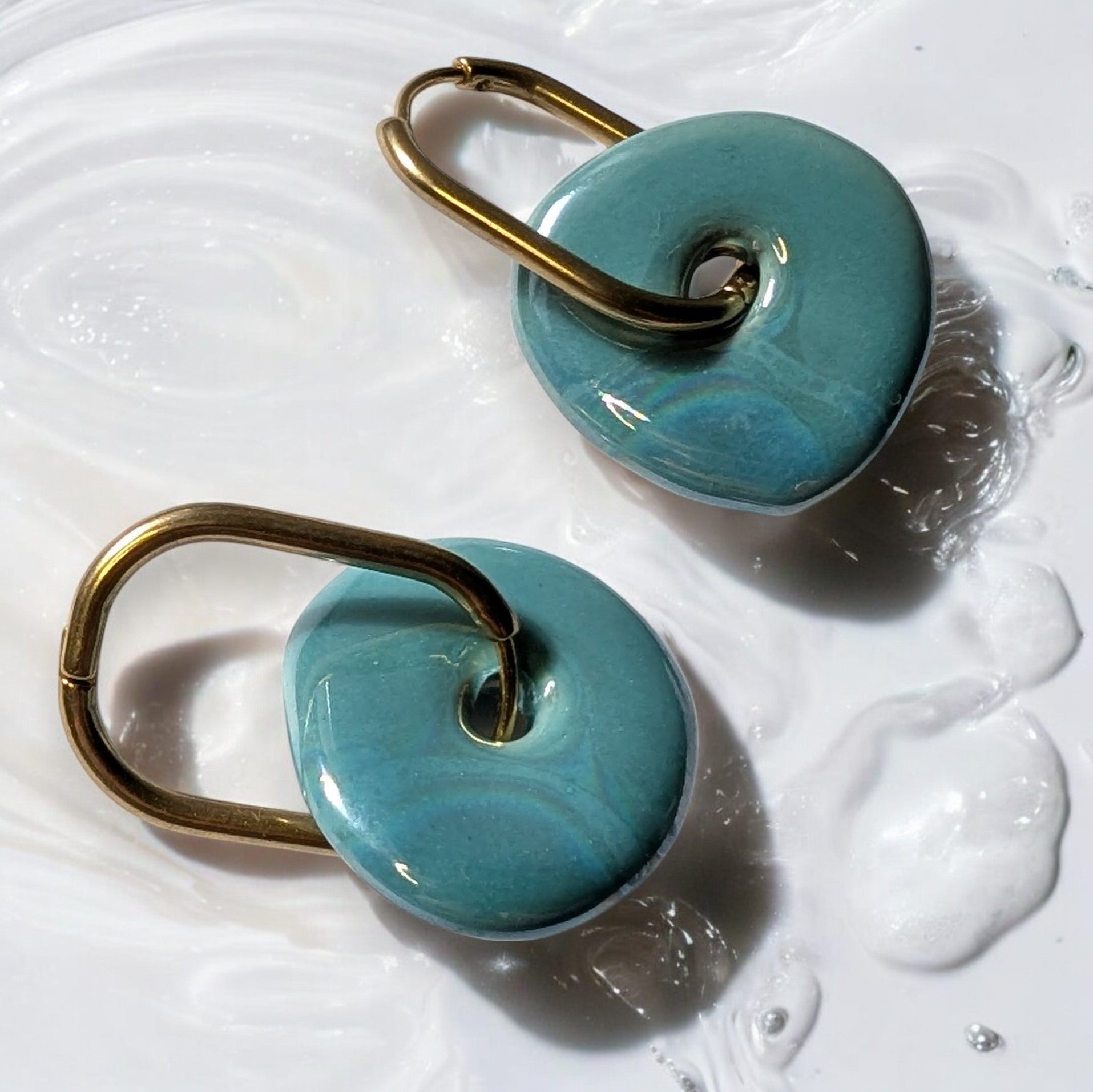 Boucles d’oreilles Donut en céramique  turquoise et et créoles dorées en acier inoxydable 