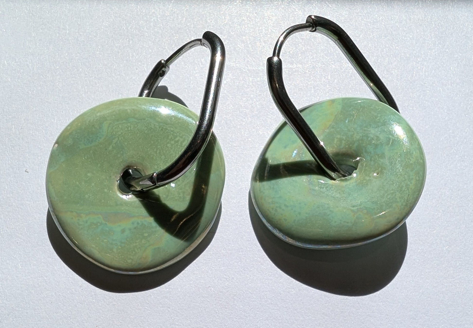 Boucles d'oreilles Donut en céramique vert tendre avec créole en acier inoxydable argenté