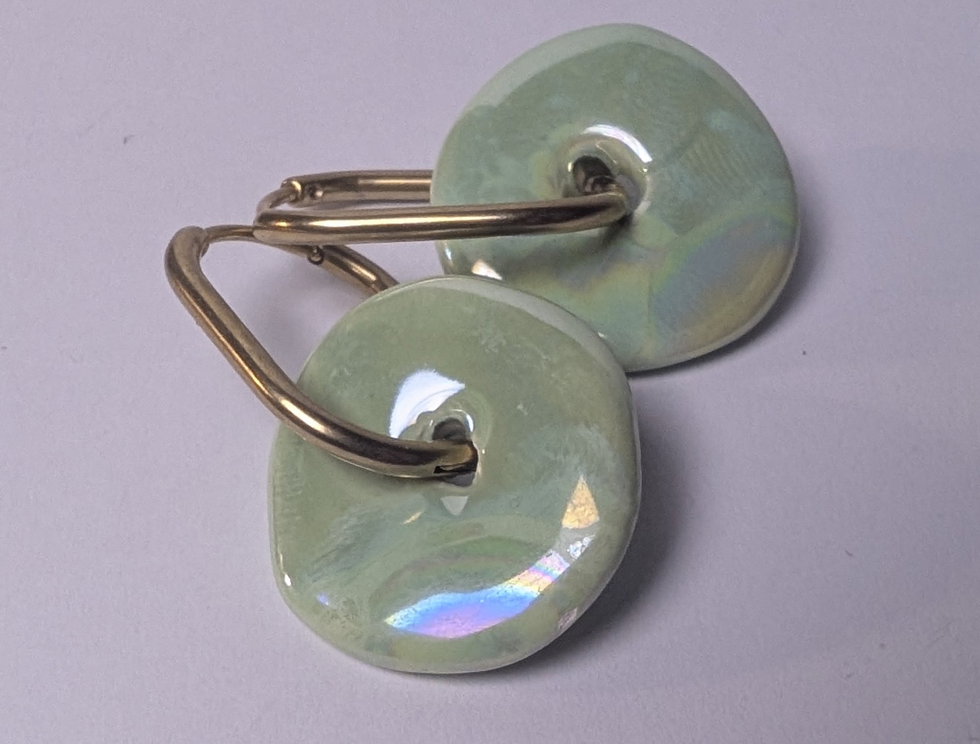 Boucles d’oreilles Donut en céramique  Vert pâle et et créoles dorées en acier inoxydable 