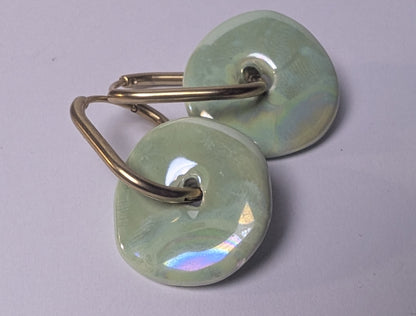 Boucles d’oreilles Donut en céramique  Vert pâle et et créoles dorées en acier inoxydable 