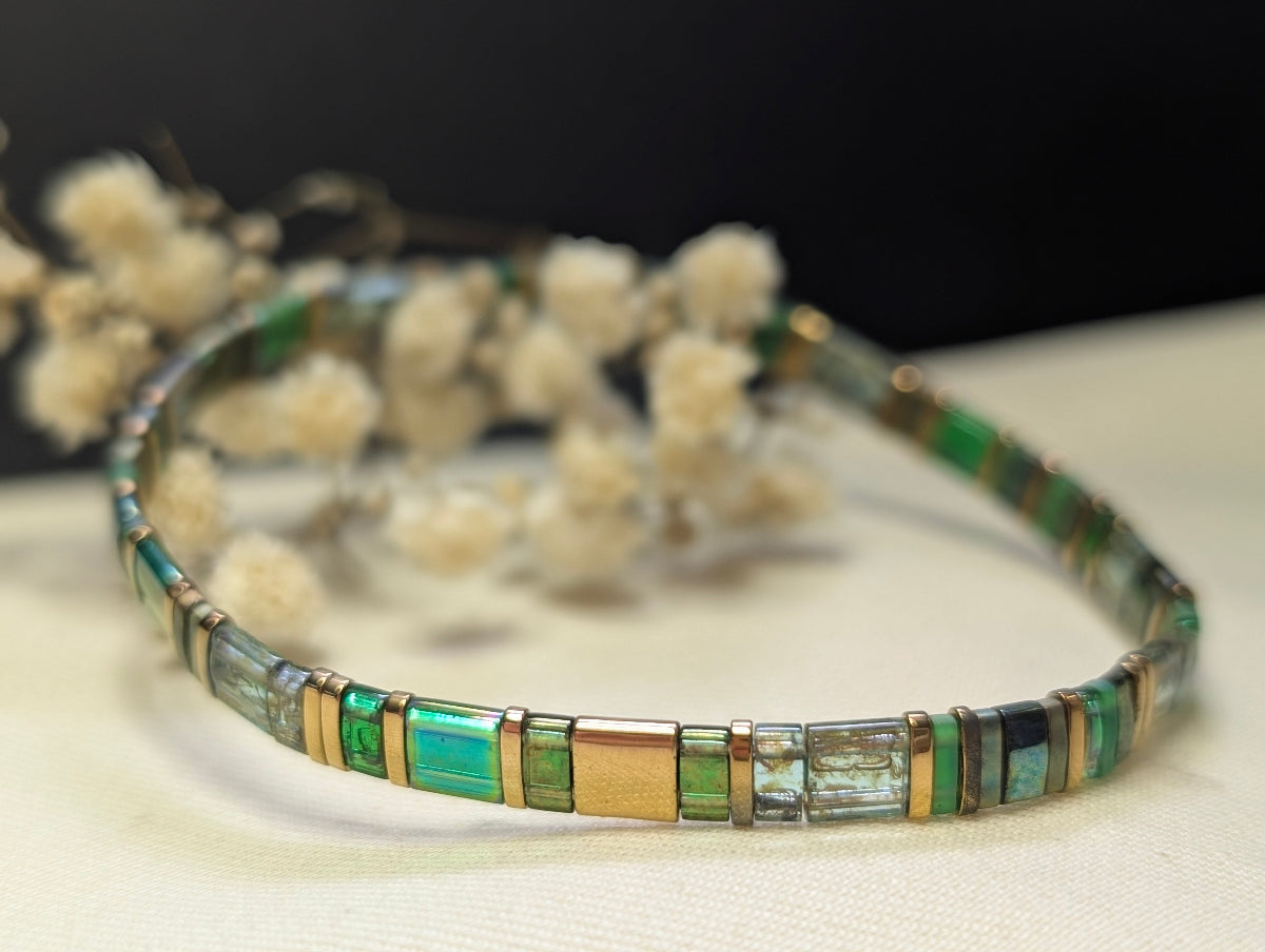 Détail des perles Miyuki Tila vert lumineux et doré du bracelet Yuméa