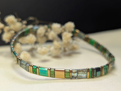 Détail des perles Miyuki Tila vert lumineux et doré du bracelet Yuméa