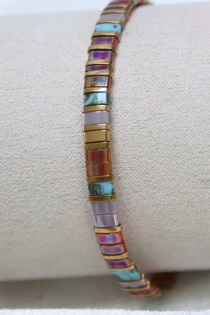 Bracelet Yūgen en perles Miyuki plates multicolores, tons rouge, turquoise, parme, orange et doré.