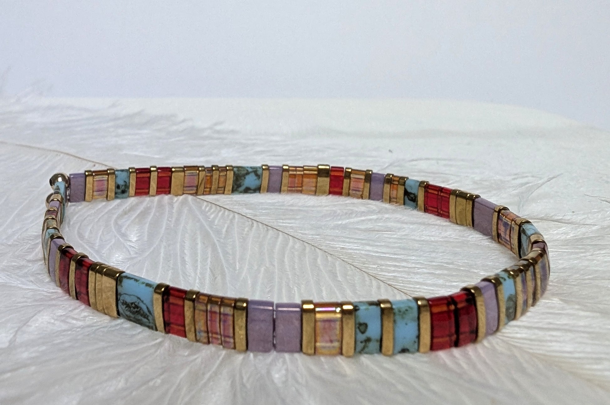 Bracelet Yūgen en perles Miyuki plates multicolores, tons rouge, turquoise, parme, orange et doré.