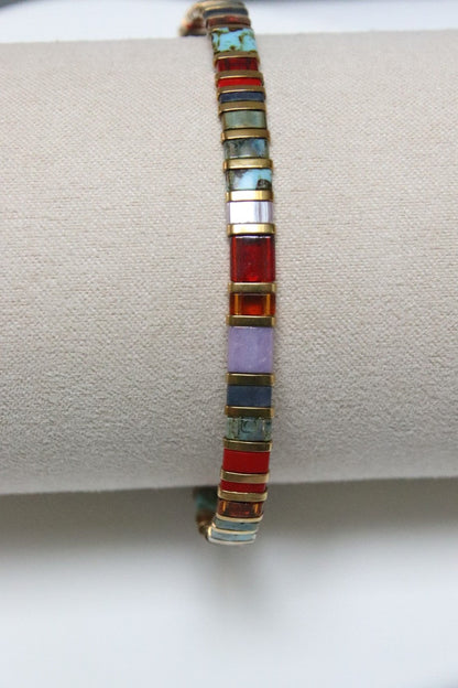 Bijou artisanal Yūgen, perles japonaises plates aux multiples couleurs, reflet d’élégance et de style.