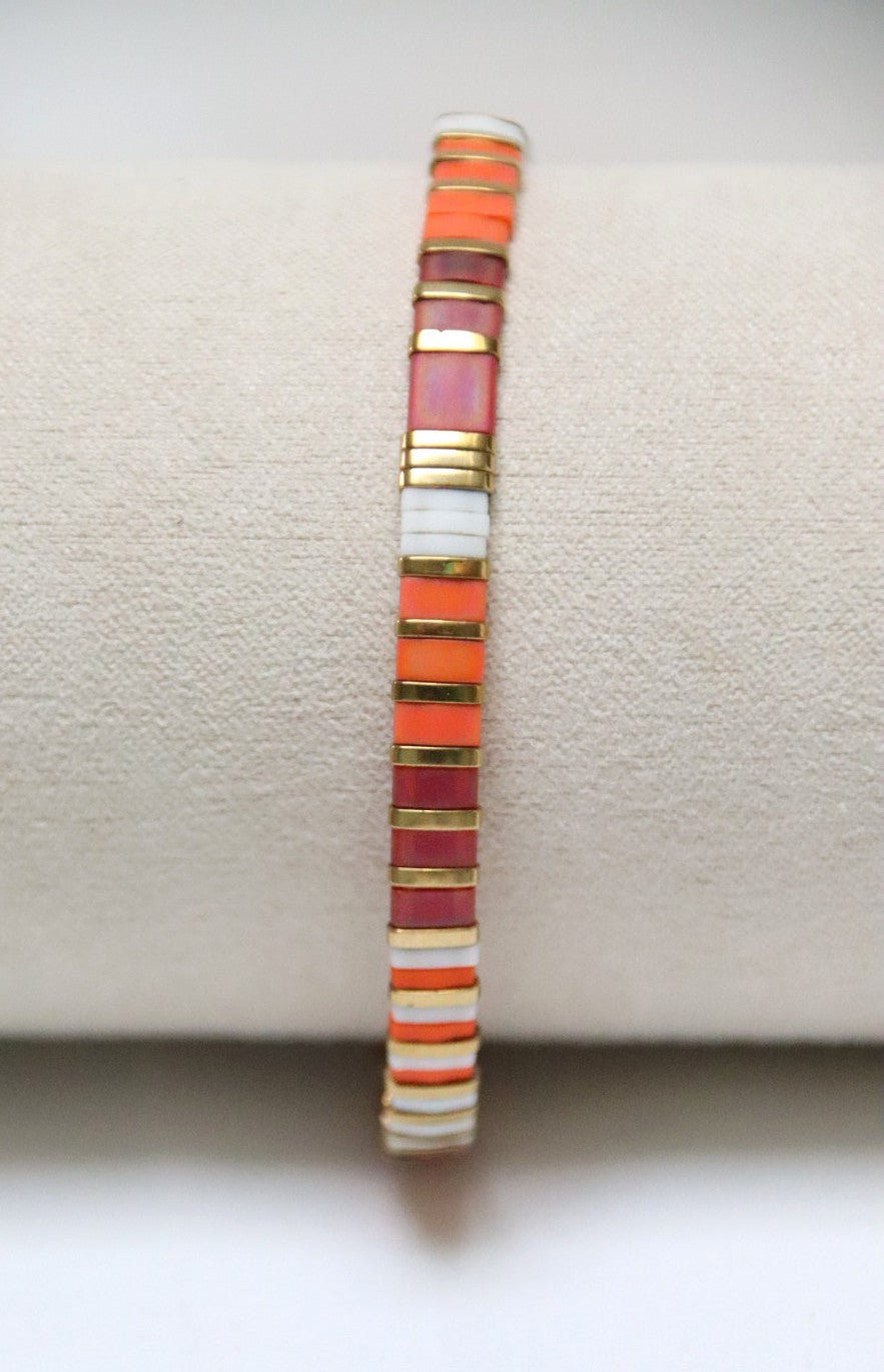 Bracelet en perles japonaises Yūhi, aux couleurs chaudes dominante de blanc, inspirées d’un coucher de soleil.