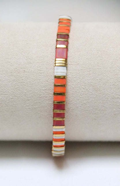 Bracelet en perles japonaises Yūhi, aux couleurs chaudes dominante de blanc, inspirées d’un coucher de soleil.