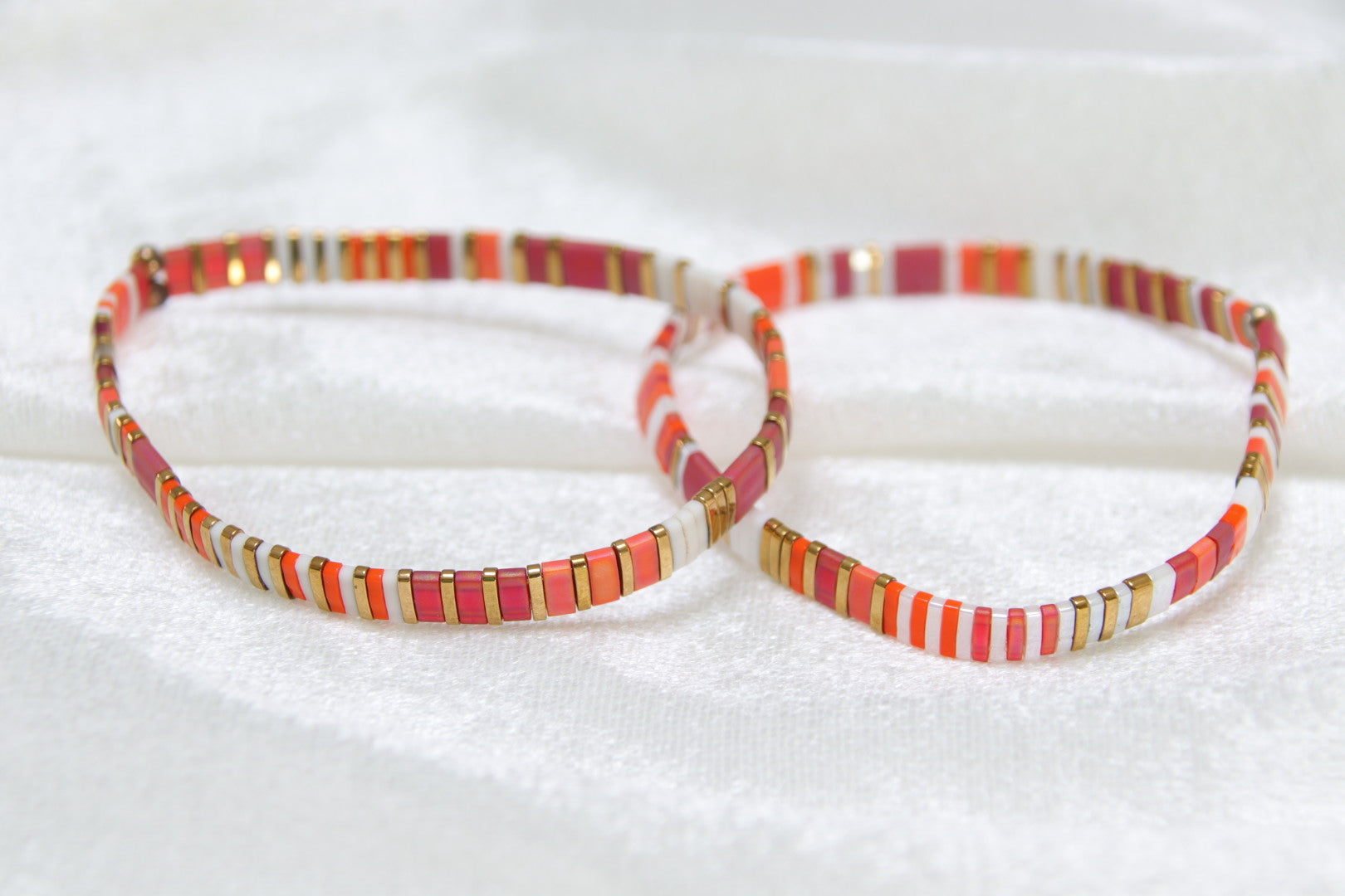 Bracelet en perles japonaises Yūhi, aux couleurs chaudes inspirées d’un coucher de soleil.