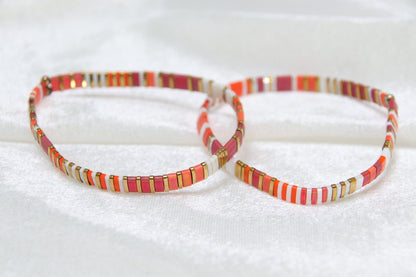 Bracelet en perles japonaises Yūhi, aux couleurs chaudes inspirées d’un coucher de soleil.