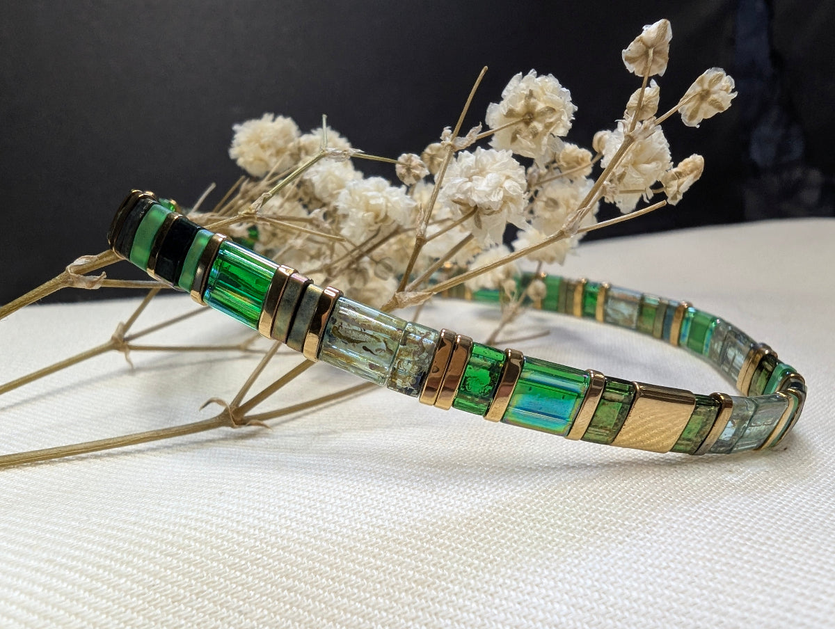 Motif graphique en perles Miyuki Tila vert et doré du bracelet Yuméa