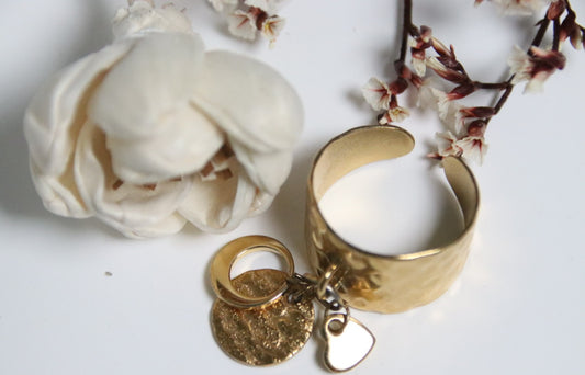 bague martelée dorée avec pampilles cercle et cœur