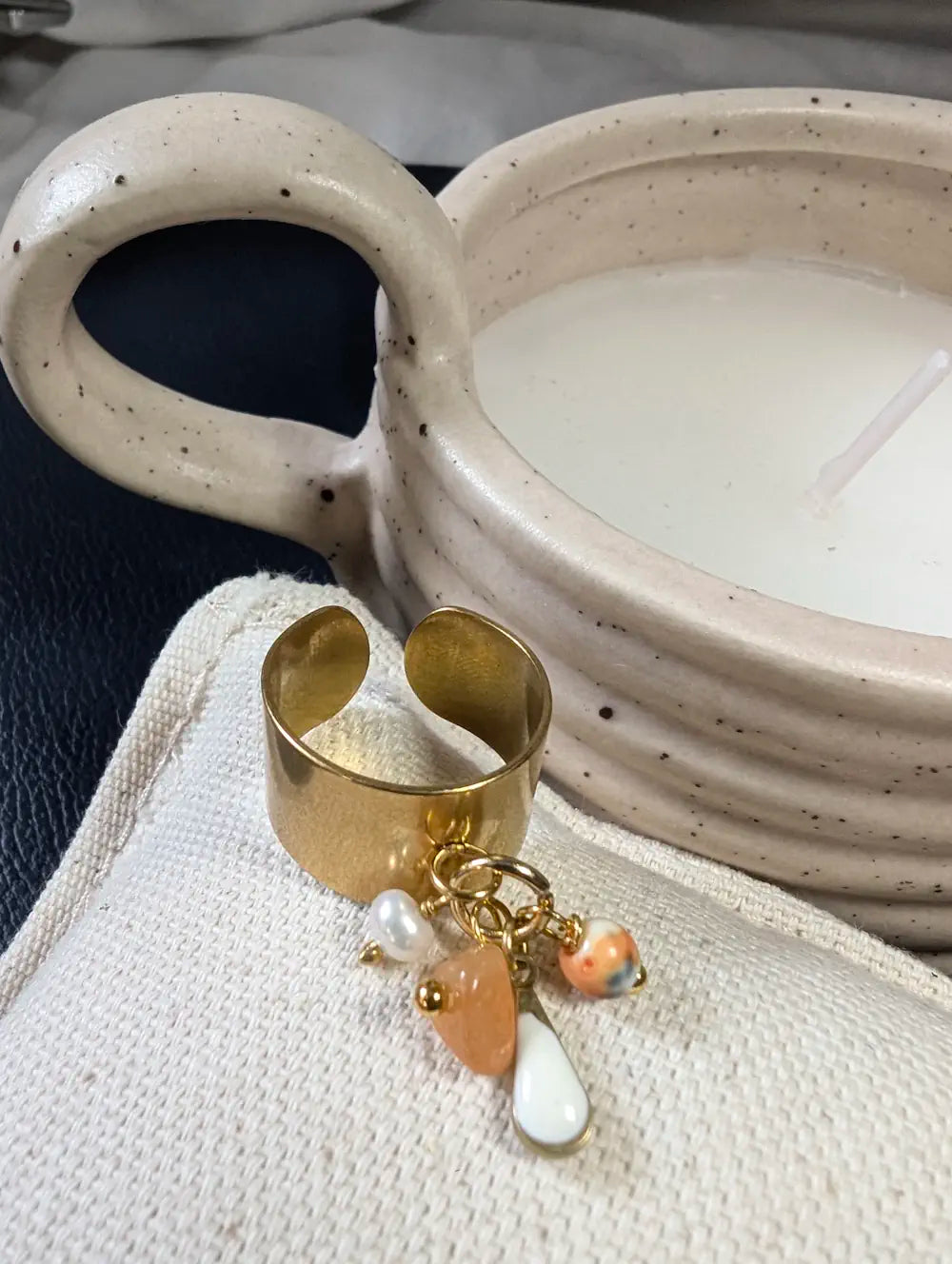 Bague réglable acier inoxydable dorée avec perles et émail dans les tons oranges et blancs