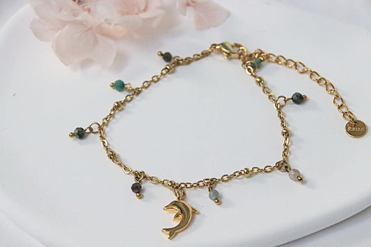 Bracelet Delphia en maille dorée fine avec dauphin central et charms en pierres naturelles