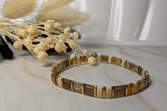 Bracelet élastiqué en perles japonaises mates et brillantes aux tons naturels. Un must pour votre quotidien.