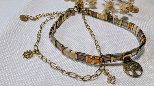 Bracelet Éclats Liés couleur café en gros plan, mettant en valeur les perles Miyuki Tila et la chaînette trombone en acier inoxydable.