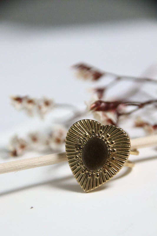 Bague Cœur Moka Brun en gros plan, forme cœur dorée avec cabochon brun.
