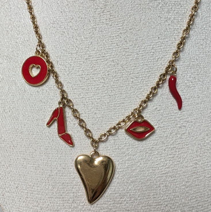 Collier Serena – Charms rouges et dorés, cœur vibrant et design glamour