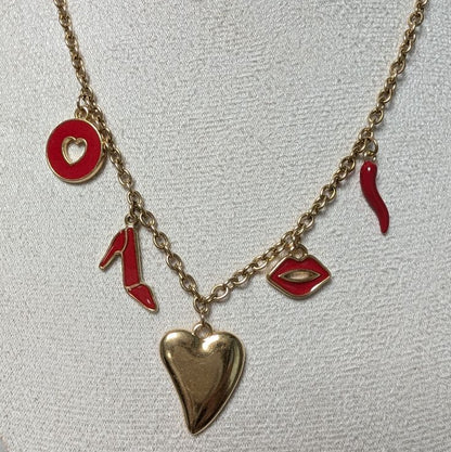 Collier Serena – Charms rouges et dorés, cœur vibrant et design glamour