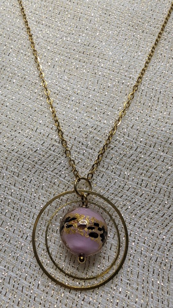 Vénézia rose, un collier unique qui attire l'œil sur ses éclats dorés