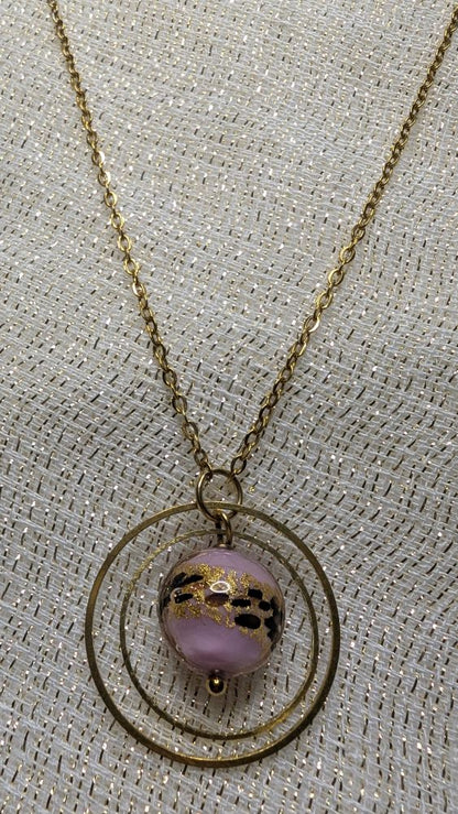 Vénézia rose, un collier unique qui attire l'œil sur ses éclats dorés