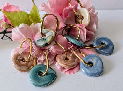 Boucles d’oreilles Donut en céramique interchangeables, avec perles en céramique en forme de donut et créoles en acier inoxydable , ici dorées et couleurs mélangées