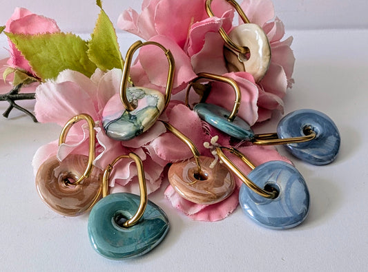 Boucles d’oreilles Donut en céramique interchangeables, avec perles en céramique en forme de donut et créoles en acier inoxydable , ici dorées et couleurs mélangées