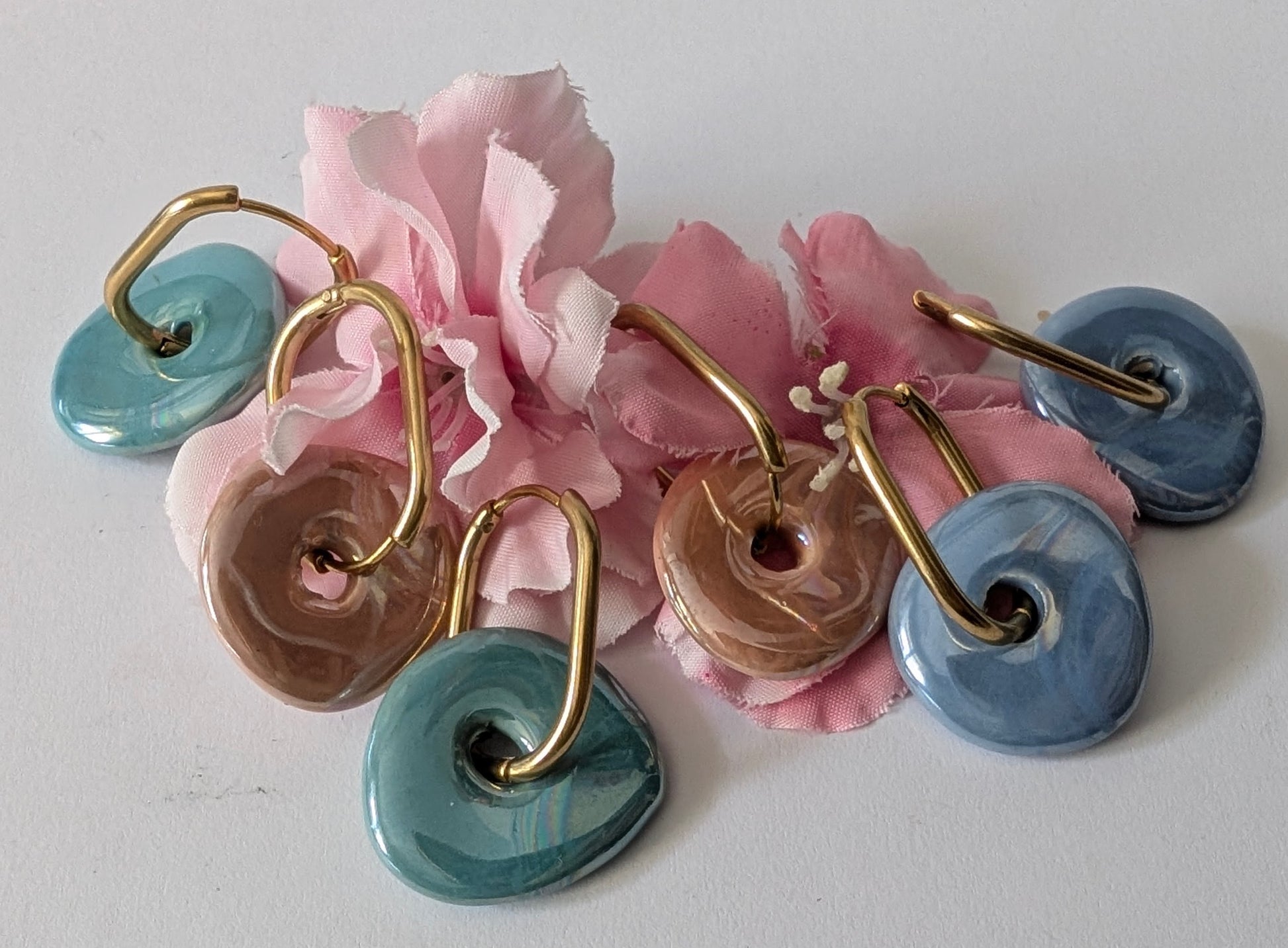 Boucles d’oreilles Donut en céramique interchangeables, couleurs mélangés sur une fleur de tissu