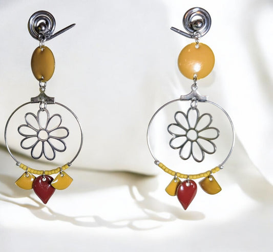 Boucles d'oreilles Floréale en acier inoxydable argenté avec pampilles fleur et sequins émaillés jaune et rouge.