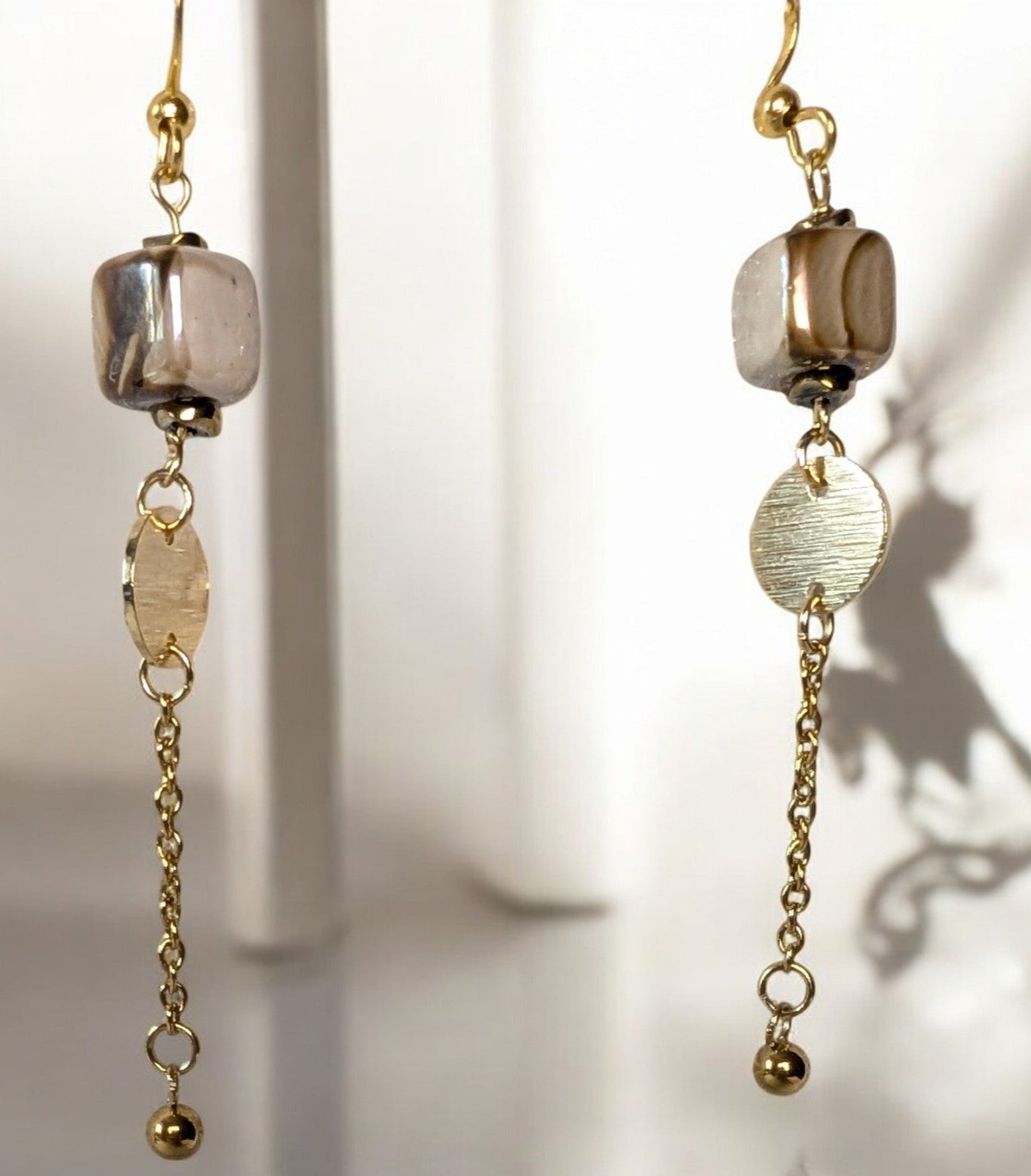 "Boucles d'oreilles Florentine avec cubes en céramique beige et marron et chaînette en acier inoxydable doré"
