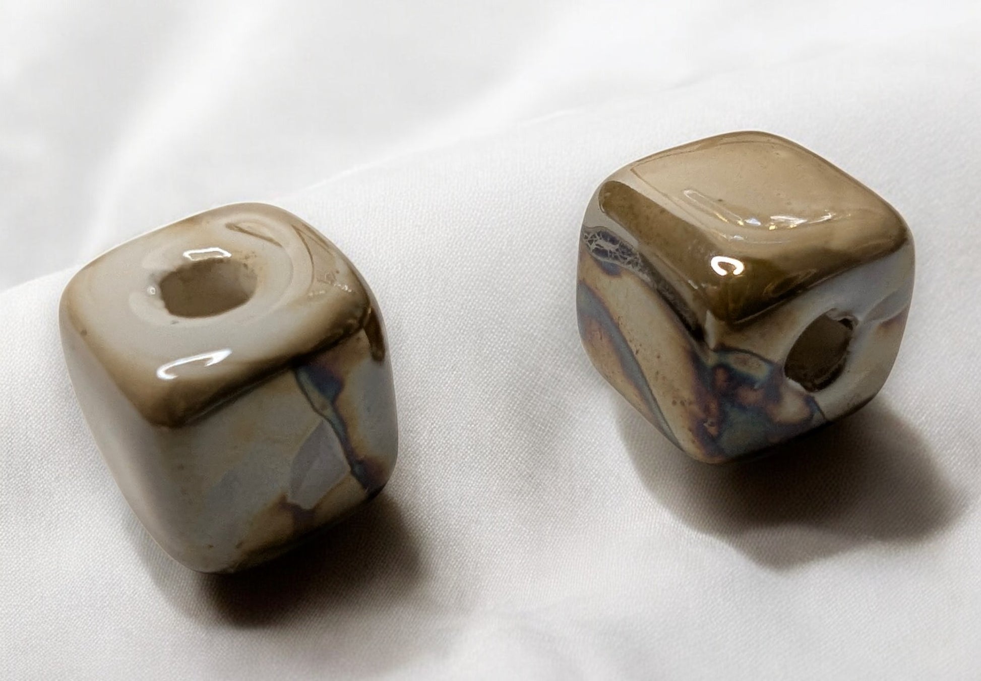 Détails des boucles d'oreilles Florentine, zoom sur les cubes en céramique beige et marron